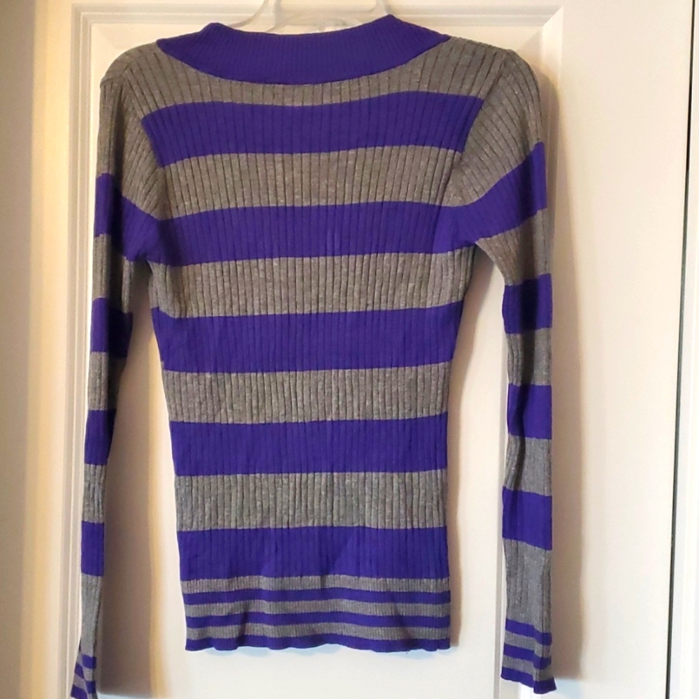 L.E.I Sweater V-Neck - Picture 3 of 6